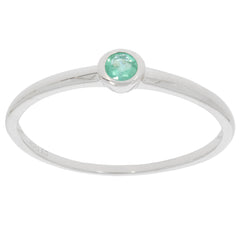 Round green emerald sterling silver ring with a sparkling gemstone, perfect for elegant style and sophistication.