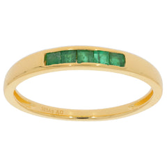 Elegant gold ring featuring green emerald accents, perfect for adding a touch of luxury to any outfit.